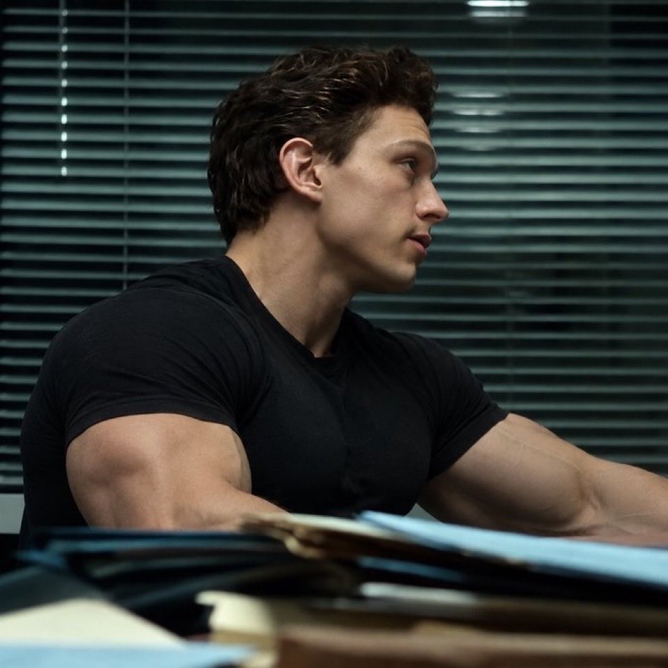 l0wkeybaked's tweet photo. Tom’s body is so hot https://t.co/mUAvlBCjUX
