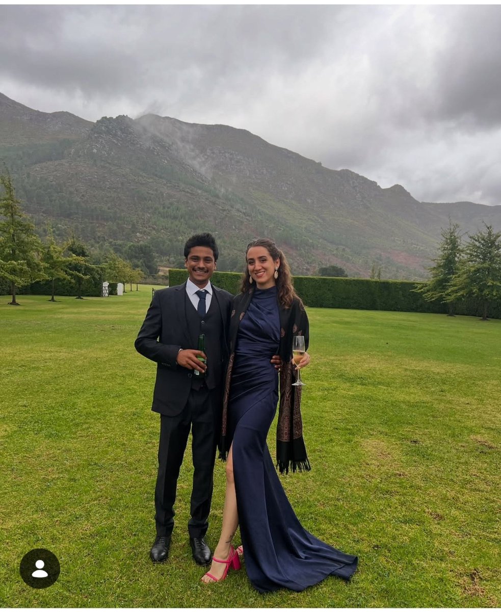 Ritankar176271's tweet photo. Turkish Muslim girl settled  in UK Beliz Cakmak 🇹🇷 ☪️ married an Indian Hindu guy Salil Solanki 🕉️🇮🇳 https://t.co/2LG0Xxw9z9