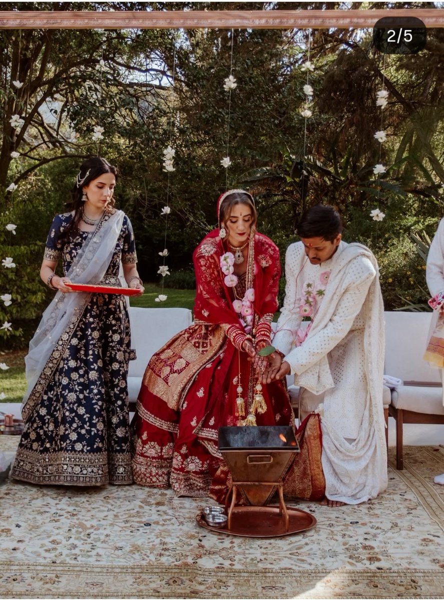Ritankar176271's tweet photo. Turkish Muslim girl settled  in UK Beliz Cakmak 🇹🇷 ☪️ married an Indian Hindu guy Salil Solanki 🕉️🇮🇳 https://t.co/2LG0Xxw9z9