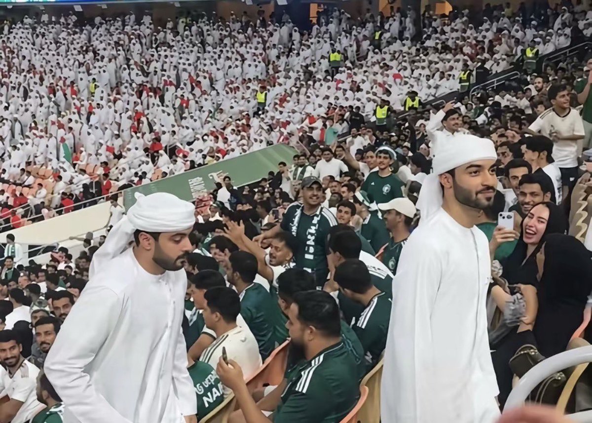 66kba's tweet photo. ضعوفاً والضعيف علاجه السفهان والحقران ..

يمرونه عيال " الشيخ زايد " ويتعدونه 👏🏻

ونعم التربيه ❤️🇦🇪 https://t.co/rpaIFBY2Cg