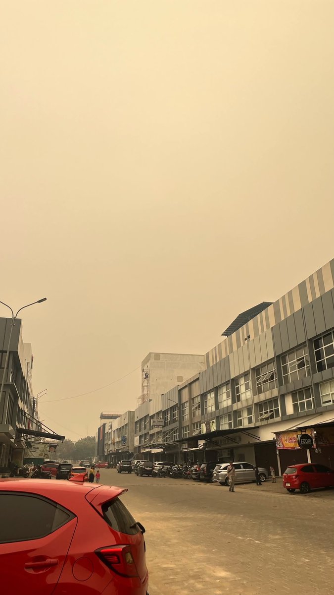 scolpioX's tweet photo. JUJUR GUA UDAH DITAHAP GIMANA CARANYA BIAR BERITA KEBAKARAN HUTAN INI RAME!! 
INI KEADAAN DI JAMBI SEKARANGGGG

ITU PEMIMPIN YANG LANTIK MENTRI DENGAN GAJI GEDE SAT SET BANGET, GILIRAN BENCANA DAN MENANGGULANGI KARHUTLA LEPAS TANGAN!

BISA GAK ITU YANG NGASIH INFO KE PRESIDEN TU AKURAT JANGAN BILANG BAIK BAIK AJA