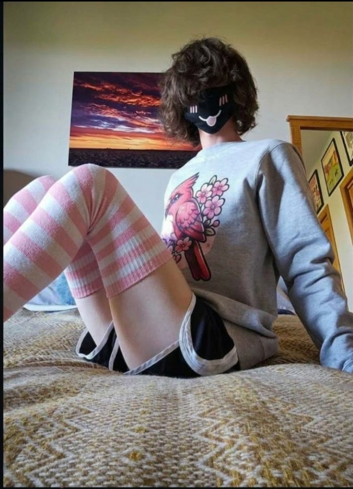 Adrian_Femboy0's tweet photo. Cozy vibes a little mystery and a whole lot of personality 🖤🌸✨ https://t.co/skJVVKuSmu