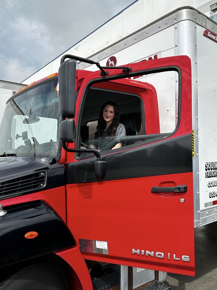 SEFreightLines's tweet photo. Meet Elaina Fuster! 👋

After an 11-week Operations internship, Elaina is returning this fall as a Linehaul Intern.

The USC Operations &amp; Supply Chain student gained hands-on experience in Dock Operations, Dispatch, Pricing, Claims, Weight &amp; Inspection. #SEFL #LTL #trucking https://t.co/l44i5Om2Q3