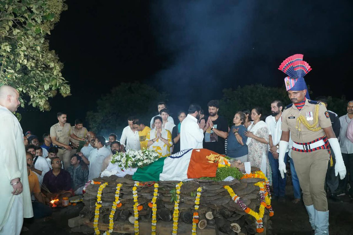 mieknathshinde's tweet photo. ज्येष्ठ अभिनेते नाना पाटेकर यांचे पार्थिव गोव्याहून पुणे जिल्ह्यातील सिंहगड किल्ल्याच्या पायथ्याशी असलेल्या डोणजे गावातल्या 'नानाची वाडी' या त्यांच्या निवासस्थानी आणल्यानंतर रात्री उशिरा त्यांच्यावर अंत्यसंस्कार करण्यात आले. 

यावेळी त्यांच्या पार्थिवावर पुष्पचक्र अर्पण करून त्यांना भावपूर्ण श्रद्धांजली अर्पण केली. तसेच हजारो लोकांच्या उपस्थितीत साश्रू नयनांनी
आणि शासकीय इतमामात  त्यांना अखेरचा निरोप दिला.

यावेळी चित्रपट,नाट्य, कला, क्रीडा, साहित्य आणि विविध क्षेत्रातील मान्यवर आवर्जून उपस्थित होते. आपला हसरा चेहरा आणि स्पष्ट पण मनस्वी बोलण्याने आपलेसे केलेल्या प्रत्येकाच्या चेहऱ्यावर दुःखाची किनार देऊन नाना अनंताच्या प्रवासाला निघून गेले. 

यावेळी उपमुख्यमंत्री सुनेत्रा पवार, केंद्रीय मंत्री मुरलीधर मोहोळ, केंद्रीय राज्यमंत्री रामदास आठवले मंत्री चंद्रकांत पाटील, उदय सामंत, खासदार सुनील तटकरे आणि विविध क्षेत्रातील मान्यवर उपस्थित होते.