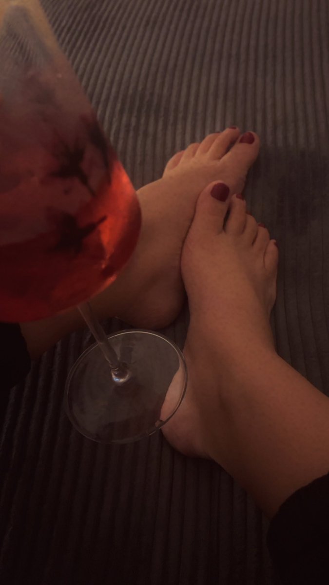 Amaliaproccq's tweet photo. Gibt es was besseres ? 
#findom #paypig #zahlsau #zahlsklave #feet #füße #feetfetısh #feetfetıshly #feetmoney https://t.co/zG8NPbNlI6