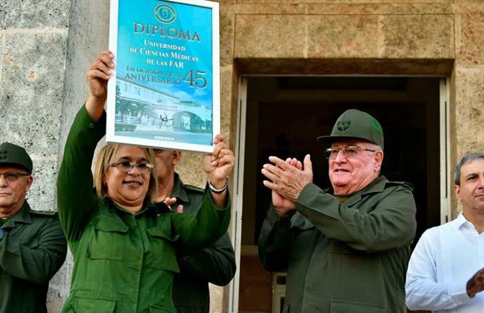 CManuel067's tweet photo. El General de Ejército Raúl Castro Ruz envió una carta de felicitación a oficiales, profesores, cadetes, alumnos y trabajadores civiles de la Universidad de Ciencias Médicas de las Fuerzas Armadas Revolucionarias (Ucimed-FAR), con motivo del aniversario 45 de la institución #cuba https://t.co/2sjvfOOlbq