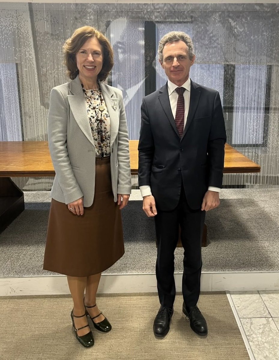 CWilson_FCDO's tweet photo. Ravie d'échanger avec l'Ambassadeur Philippe Léglise-Costa. Le Royaume-Uni et la France partagent la même ambition : renforcer la compétitivité de l'Europe et relever ensemble nos défis économiques communs. @RPFranceUE #BackInBrussels https://t.co/S77QeDtMkH