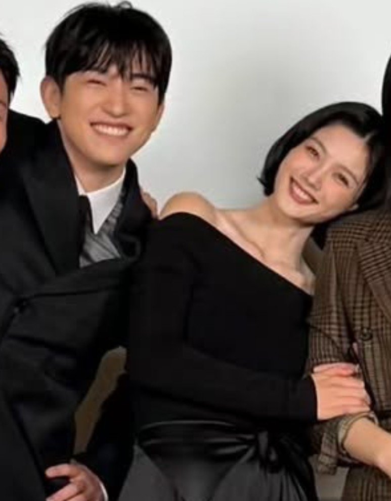 Sasaaa3n's tweet photo. They look so happy. May the drama succes https://t.co/NwDuxxq4dl
