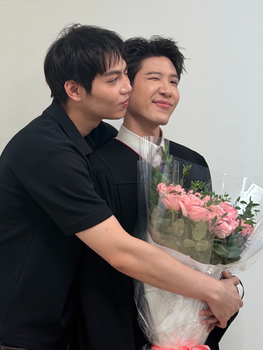 hubboyslove's tweet photo. O AMOR ESTÁ VIVO! First deu ao Khaotung vários buquês pela sua formatura, incluindo um GIGANTE. #KhaotungHappyGraduation https://t.co/OVLwYzSEtz