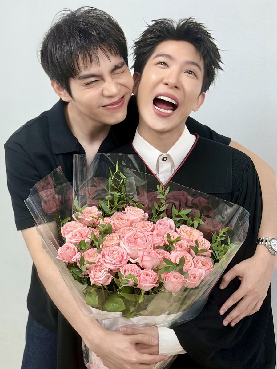 hubboyslove's tweet photo. O AMOR ESTÁ VIVO! First deu ao Khaotung vários buquês pela sua formatura, incluindo um GIGANTE. #KhaotungHappyGraduation https://t.co/OVLwYzSEtz