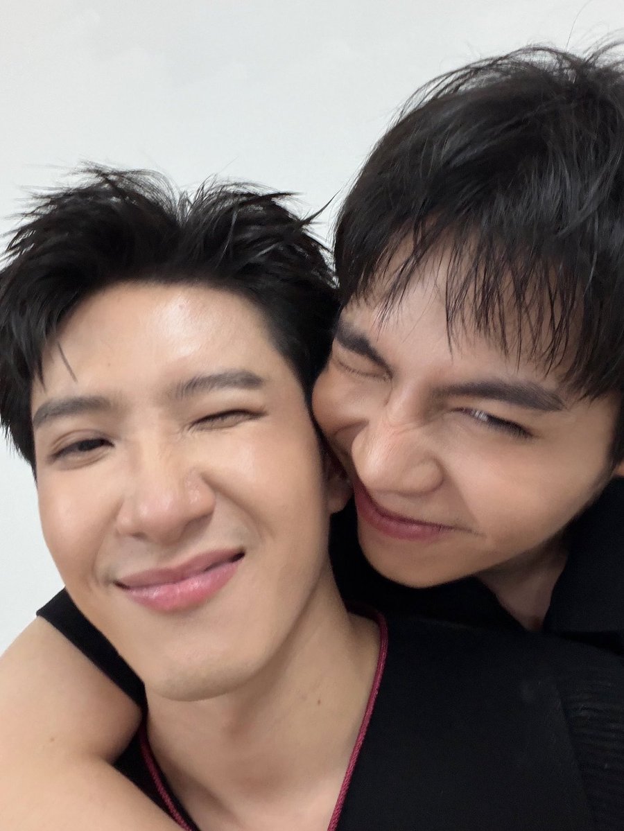 hubboyslove's tweet photo. O AMOR ESTÁ VIVO! First deu ao Khaotung vários buquês pela sua formatura, incluindo um GIGANTE. #KhaotungHappyGraduation https://t.co/OVLwYzSEtz