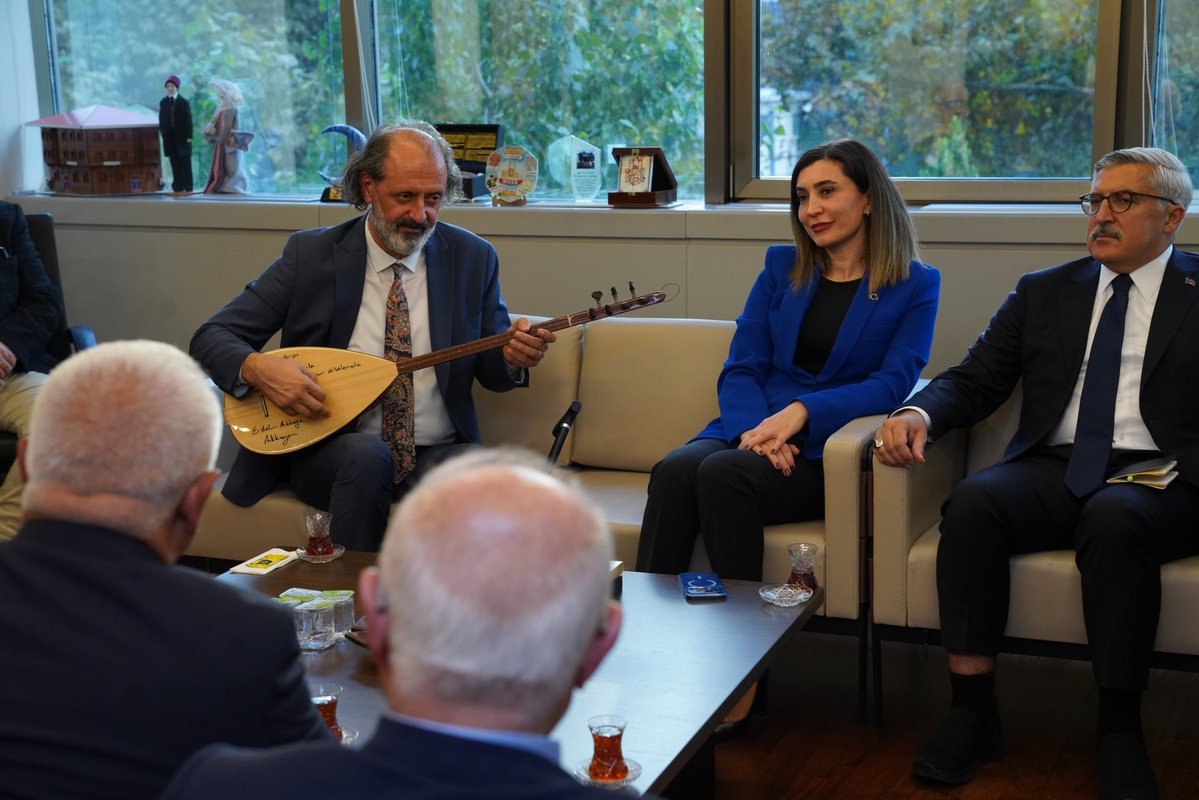 HuseyinYayman's tweet photo. 📍 Ankara

Kültür ve Sanat Politikaları Başkan Yardımcılarımızla birlikte Alevi-Bektaşi Kültür ve Cemevi Başkanı Sayın Esma Ersin Hanımefendi’yi ziyaret ettik.

Türkiye’nin birlik ve beraberliğini, kardeşliğimizi ve ortak değerlerimizi güçlendiren çalışmalar üzerine verimli bir sohbet gerçekleştirdik.

Nazik ev sahipliği ve kıymetli sohbetleri için kendilerine teşekkür ediyoruz.