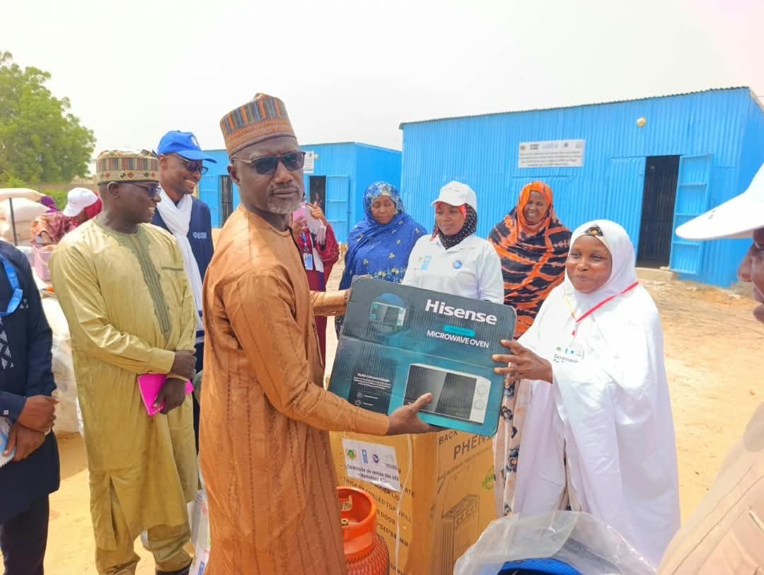 PnudNiger's tweet photo. 🌱 À Diffa, l'innovation féminine renforce la résilience climatique !
Aujourd'hui, le PNUD Niger célèbre les lauréates du Hackathon sur l'innovation et la valorisation des produits agricoles locaux.
Cette initiative s'inscrit dans le cadre du projet de renforcement de la résilience des communautés, en particulier des femmes et des filles, face aux effets du changement climatique.
Mis en œuvre sous l'égide de l'UNISS, en partenariat avec le RESOF-PRD-BLT et avec l'appui de la coopération italienne, ce projet met l'innovation locale au service d'un avenir plus résilient et inclusif.
👏 Félicitations aux lauréates qui transforment les défis climatiques en opportunités de développement durable.
#PNUD #Niger #Diffa #UNISS #Résilience #Innovation #Femmes #ChangementClimatique #Genre #DéveloppementDurable
@UNDPAfrica @alexanderdecroo @MamadouNdaw3