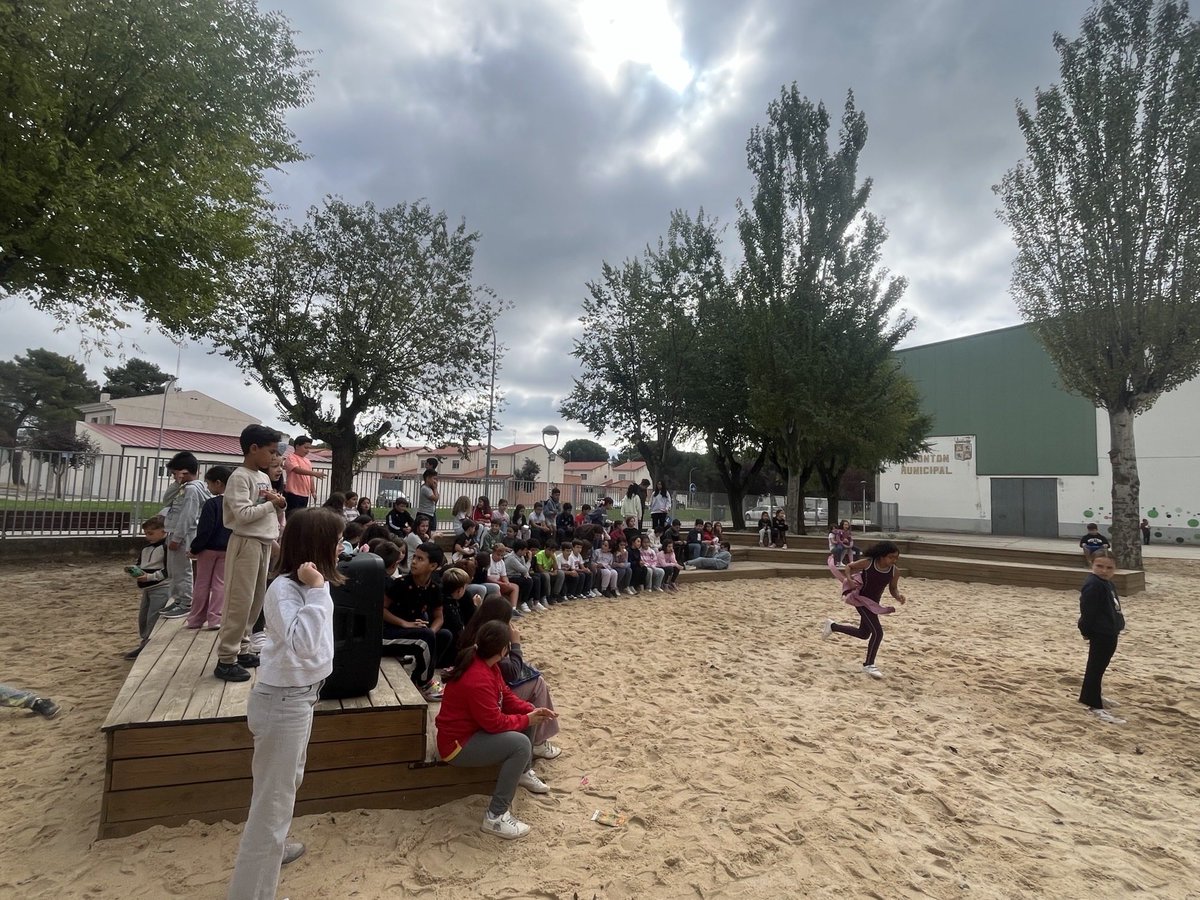 CEIPVdeSacedon's tweet photo. 🌟🎤 ¡SHOW DE TALENTOS! 🎭🎶
El alumnado de 4.º de Primaria ha organizado un show de talentos en el que todos los niños y niñas de Primaria que lo deseen pueden participar y demostrar sus habilidades. 💃🎨🎵
#ShowDeTalentos #PatiosActivos #RedesDeCambio #RumboConvivencia https://t.co/1LBTh19UnR