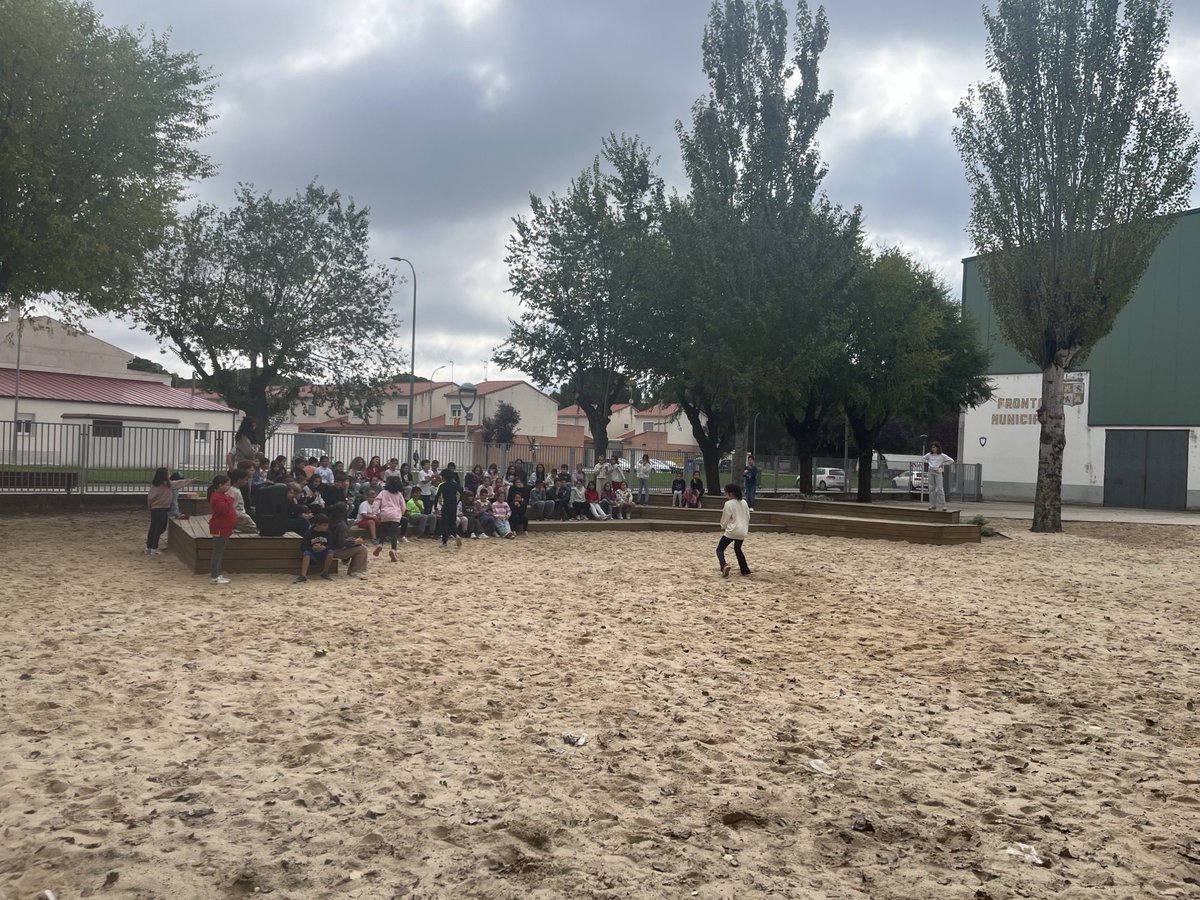 CEIPVdeSacedon's tweet photo. 🌟🎤 ¡SHOW DE TALENTOS! 🎭🎶
El alumnado de 4.º de Primaria ha organizado un show de talentos en el que todos los niños y niñas de Primaria que lo deseen pueden participar y demostrar sus habilidades. 💃🎨🎵
#ShowDeTalentos #PatiosActivos #RedesDeCambio #RumboConvivencia https://t.co/1LBTh19UnR
