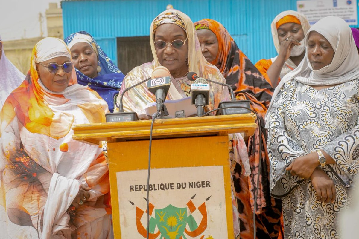 PnudNiger's tweet photo. 🌱 À Diffa, l'innovation féminine renforce la résilience climatique !
Aujourd'hui, le PNUD Niger célèbre les lauréates du Hackathon sur l'innovation et la valorisation des produits agricoles locaux.
Cette initiative s'inscrit dans le cadre du projet de renforcement de la résilience des communautés, en particulier des femmes et des filles, face aux effets du changement climatique.
Mis en œuvre sous l'égide de l'UNISS, en partenariat avec le RESOF-PRD-BLT et avec l'appui de la coopération italienne, ce projet met l'innovation locale au service d'un avenir plus résilient et inclusif.
👏 Félicitations aux lauréates qui transforment les défis climatiques en opportunités de développement durable.
#PNUD #Niger #Diffa #UNISS #Résilience #Innovation #Femmes #ChangementClimatique #Genre #DéveloppementDurable
@UNDPAfrica @alexanderdecroo @MamadouNdaw3