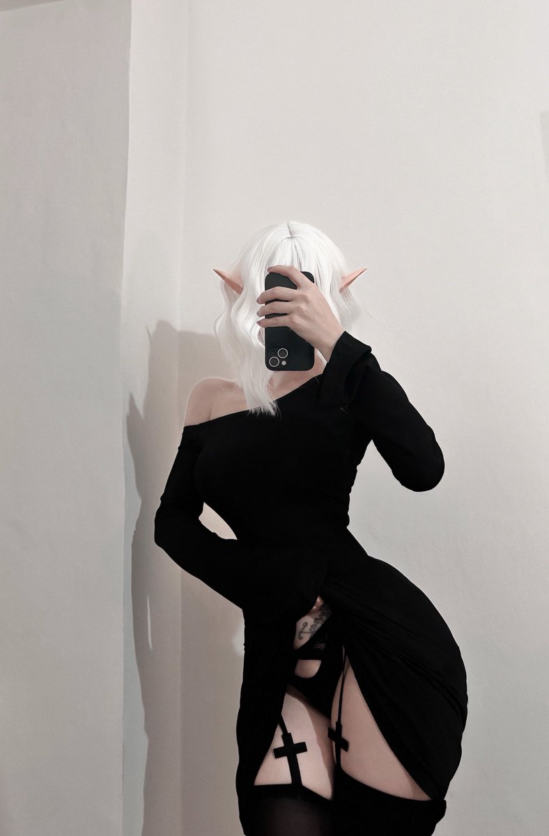 lacem0th's tweet photo. who’s into thick thighs goth elves ♱ https://t.co/EBIOzmGKF7