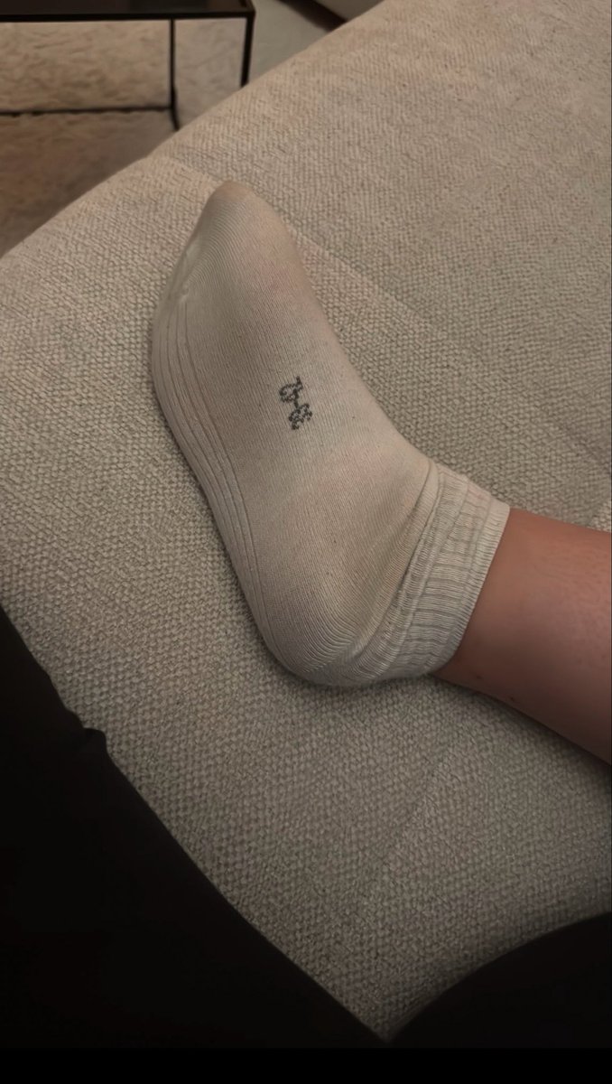 Secretlady4962's tweet photo. Interesse an meinen lange getragenen Socken ?? 

Sie haben meinen Geruch kannst du dir vorstellen wie das duftet . Dm me wenn du sie haben willst https://t.co/igXfAVc75T