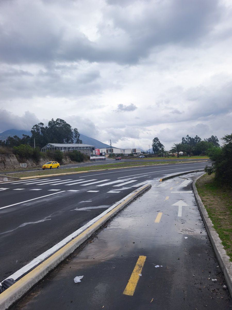 Vic83890635's tweet photo. Fuga de agua y por favor no me pidan el codigo de planilla, es en la calle. @MunicipioQuito @aguadequito https://t.co/uKc5BpF1A2