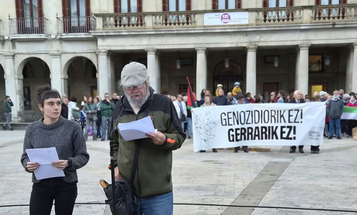 RocioVitero's tweet photo. Ibaitik itsasora, doala Euskal Herritik gure elkartasun osoa Palestinara!

Las nietas del pueblo de Gernika volvemos a salir a la calle para pedir que cese el genocidio contra el pueblo palestino. Palestina askatu! https://t.co/CJka00XL1b