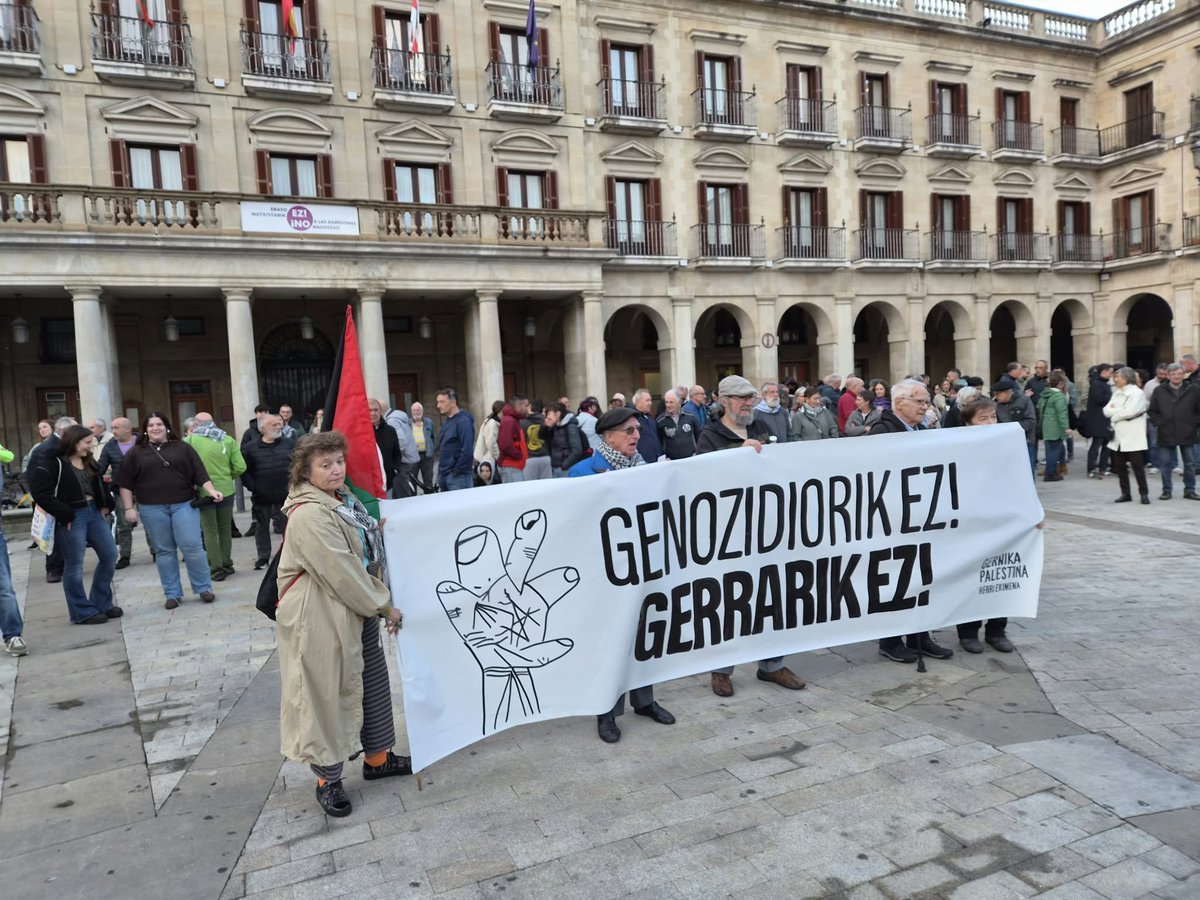 RocioVitero's tweet photo. Ibaitik itsasora, doala Euskal Herritik gure elkartasun osoa Palestinara!

Las nietas del pueblo de Gernika volvemos a salir a la calle para pedir que cese el genocidio contra el pueblo palestino. Palestina askatu! https://t.co/CJka00XL1b