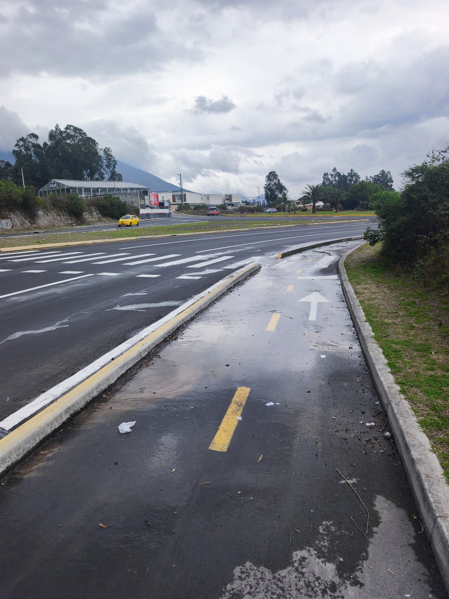 Vic83890635's tweet photo. Fuga de agua y por favor no me pidan el codigo de planilla, es en la calle. @MunicipioQuito @aguadequito https://t.co/uKc5BpF1A2