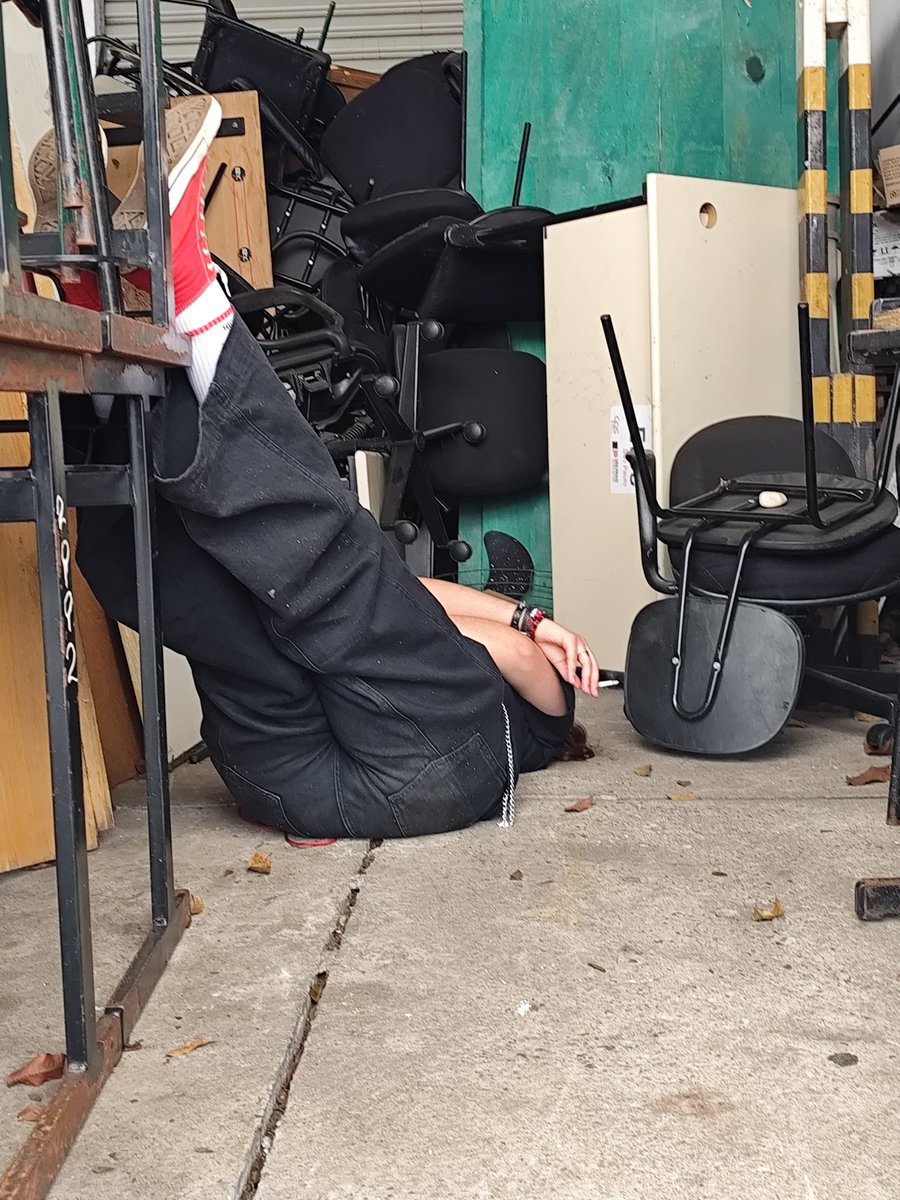 idoithinkido's tweet photo. aquele amigo que fuma deitado pra pressão não baixar https://t.co/RldUl7tgKb