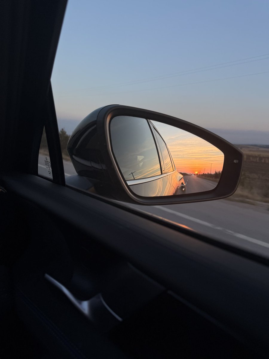 justhbaran's tweet photo. Güneş geride kalıyor, yol devam ediyor. Bazı şeyler de tam olması gerektiği yerde; geçmişte. https://t.co/RZZJJkkiB9