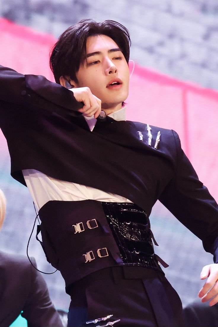 maityhoon's tweet photo. "Abs or biceps?" His waist https://t.co/BYpocn04MN