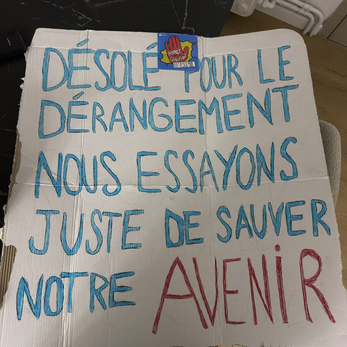 Krd_PNL's tweet photo. Il a préparé les pancartes pour tout son groupe https://t.co/wT9rTHwlLU