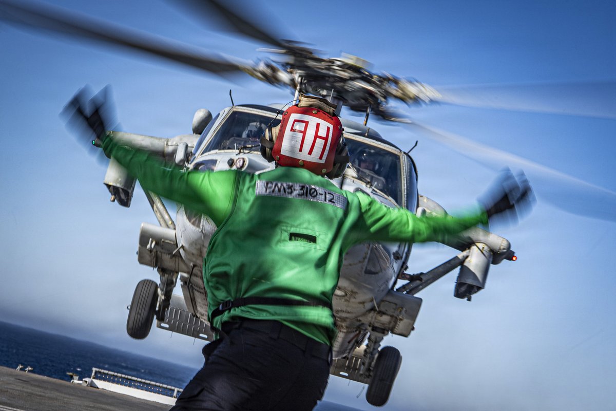 USPacificFleet's tweet photo. Training the force. Keeping the flight deck moving.

USS Ronald Reagan (CVN 76) conducts flight operations in the Pacific as the carrier and its air wing sharpen their skills during routine training in the U.S. 3rd Fleet area of operations.

#USNavy #US3rdFleet #CombatReadiness https://t.co/TxaIijc7NJ