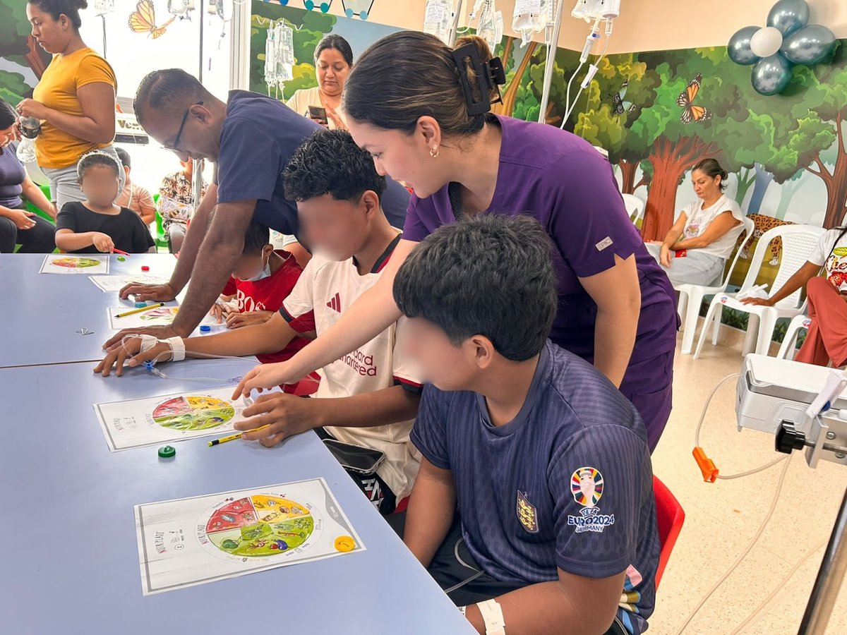 IESS_Ceibos's tweet photo. #IESSteCuida | 15 pacientes de Aulas Hospitalarias del @IESS_Ceibos, junto a sus madres, participaron en un taller de preparación de platos típicos saludables, dictado por nuestro servicio de Nutrición. 🍗🥬 https://t.co/Ad0moIh37m