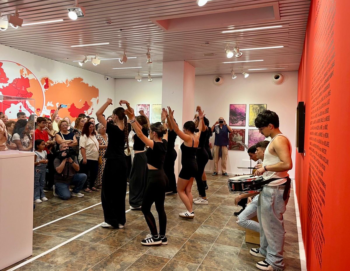 DipuHU's tweet photo. 🎭 La Sala de la Provincia de @DipuHU acoge el ciclo ‘Guevara y el Teatro Underground’, con lecturas dramatizadas de Luichi y José Luis Macías con alumnado del IES Pintor Pedro Gómez.
La diputada @GraciaBaquero recibe a los participantes para escuchar sus inquietudes. #Huelva https://t.co/LcepcAzoWZ
