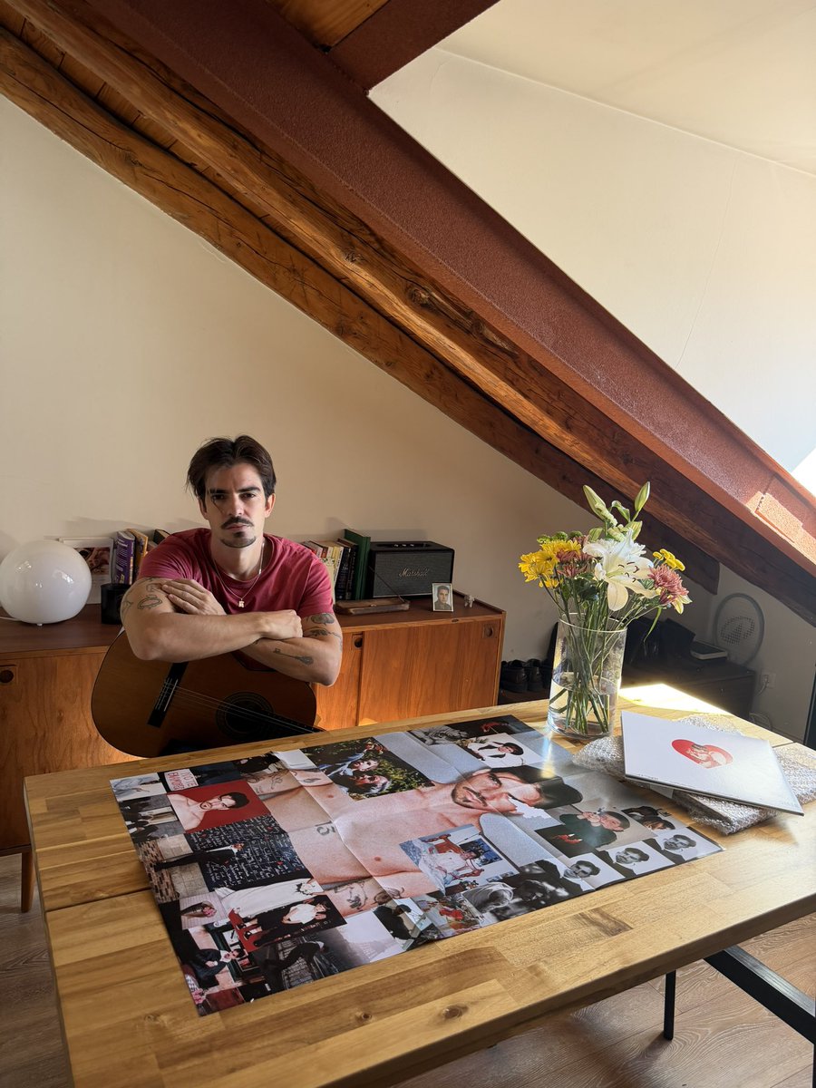 xavibochino's tweet photo. Vinilo de no te enamores edición limitada a la venta este martes 13, puedes cambiar la portada doblando el póster gigante, hemos tardado mucho en diseñarlo y llevarlo acabo pero a quedado incluso más bonito que en mi mente. https://t.co/hXOSKZRwCV