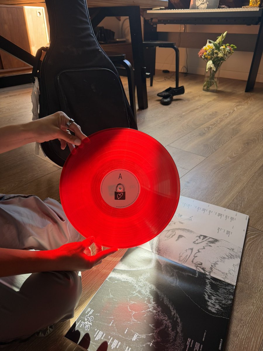 xavibochino's tweet photo. Vinilo de no te enamores edición limitada a la venta este martes 13, puedes cambiar la portada doblando el póster gigante, hemos tardado mucho en diseñarlo y llevarlo acabo pero a quedado incluso más bonito que en mi mente. https://t.co/hXOSKZRwCV