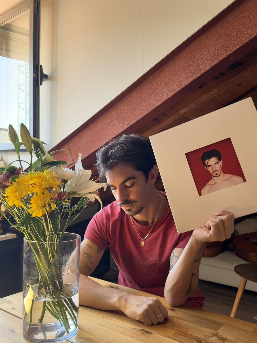 xavibochino's tweet photo. Vinilo de no te enamores edición limitada a la venta este martes 13, puedes cambiar la portada doblando el póster gigante, hemos tardado mucho en diseñarlo y llevarlo acabo pero a quedado incluso más bonito que en mi mente. https://t.co/hXOSKZRwCV