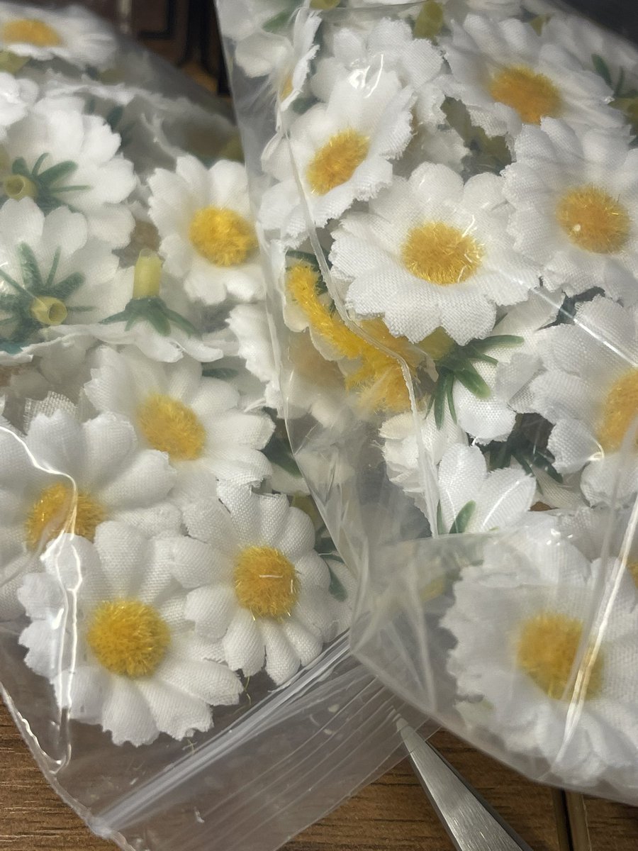 elosunvrs's tweet photo. Universe in Korea for PENTAGON’s 10th Anniversary! I’ll be handing out daisy hair clip freebies on both days that were all handmade by me and I’ll also be handing out PENTAGON photocards! I’ll try to post where I am through the day!

#PENTAGON #UNIVERSE #Pentagon10thAnniversary https://t.co/uLX6P9xYZO