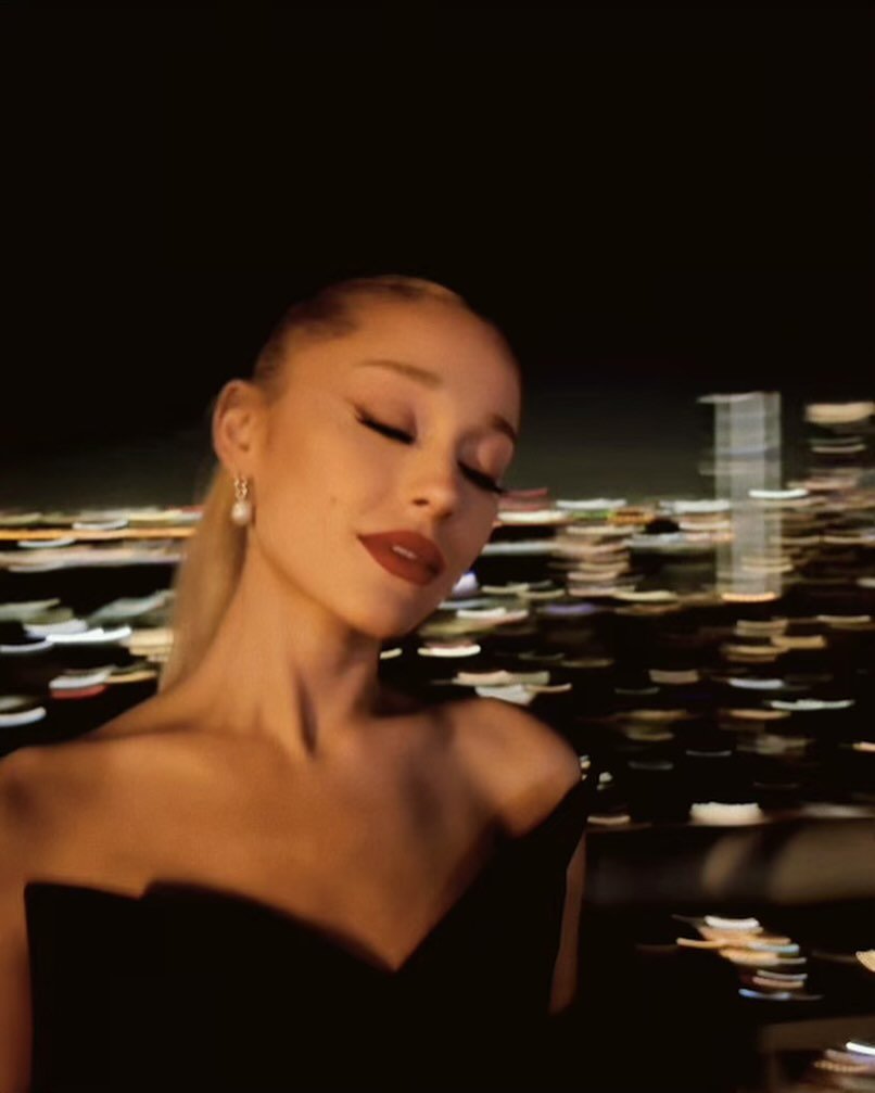 arianastills's tweet photo. forever obsessed with these pictures of ariana grande https://t.co/SvHlGQ4AU9