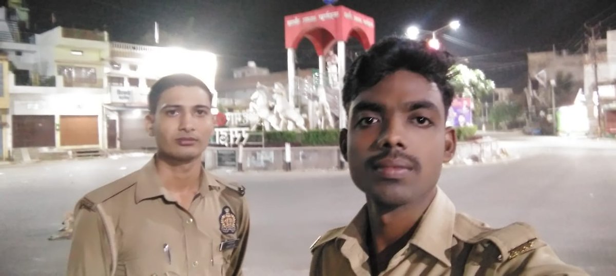 balliapolice's tweet photo. #रात्रि_गश्त_व_चेकिंग #SPBallia के निर्देशन में जनपद में शांति,सुरक्षा एवं कानून व्यवस्था बनाए रखने के दृष्टिगत #Ps_रसड़ा पुलिस द्वारा रात्रि में निरन्तर भ्रमणशील रहते हुए संदिग्ध व्यक्तियों/वाहनो की चेकिंग की जा रही है। #Ballia
@Uppolice
@dgpup
@digazamgarh https://t.co/t0Vc1RbZzV