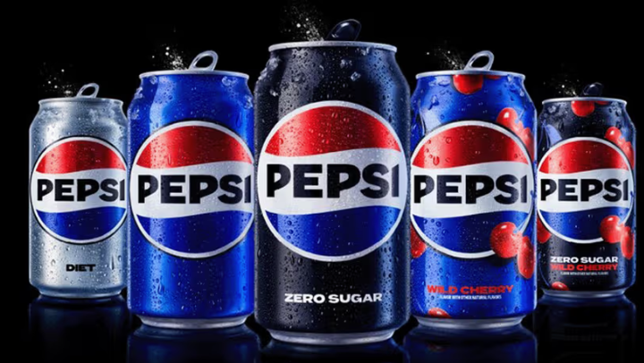 sylmouilhaud's tweet photo. 🥤 PepsiCo a baissé jusqu'à 15 % le prix de certains paquets de chips en février. Huit mois plus tard, le groupe prépare de nouvelles hausses.

Ce n'est pas un simple aller-retour sur les étiquettes.

C'est le signe d'un modèle pris en étau entre consommateurs sous pression et coûts qui remontent.

Les résultats du jour parlent :

→ 25,3 Md$ de ventes au T3 (+5,6 %)
→ Volumes de boissons en Amérique du Nord : -2 %
→ Croissance du bénéfice ajusté 2026 désormais attendue à +2,5 à +3,5 %, contre une précédente fourchette de +5 à +7 %.

$PEP doit retrouver des volumes sans sacrifier ses marges.

⚠️ Le risque : que les nouvelles hausses de prix éloignent encore les consommateurs.

Ma conviction : le vrai test n'est plus la croissance du chiffre d'affaires, mais la capacité à augmenter les prix sans perdre de clients.

PepsiCo possède-t-il encore ce pouvoir ?