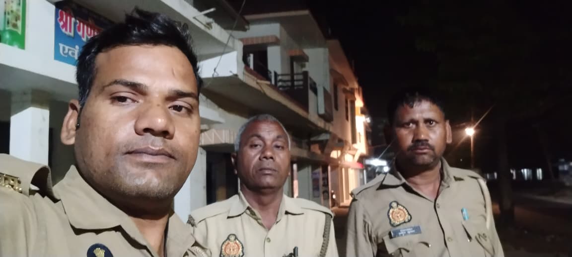 balliapolice's tweet photo. #रात्रि_गश्त_व_चेकिंग #SPBallia के निर्देशन में जनपद में शांति,सुरक्षा एवं कानून व्यवस्था बनाए रखने के दृष्टिगत #Ps_भीमपुरा पुलिस द्वारा रात्रि में निरन्तर भ्रमणशील रहते हुए संदिग्ध व्यक्तियों/वाहनो की चेकिंग की जा रही है। #Ballia
@Uppolice
@dgpup
@digazamgarh https://t.co/o7weHiEzH7