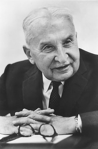 xestadominimo's tweet photo. “La prosperidad viene de dejar a las personas libres para producir, innovar y comerciar”.

- Ludwig von Mises - https://t.co/GJFUod4usf