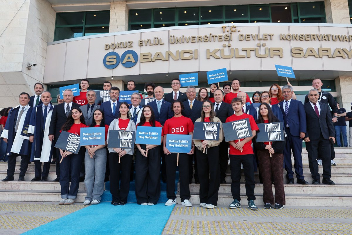 universitemDEU's tweet photo. 🎓 2026-2027 Akademik Yılı Açılış Törenimiz, Yükseköğretim Kurulu Başkanımız Sayın Prof. Dr. Erol Özvar’ın katılımıyla gerçekleştirildi.

🇹🇷 Sabancı Kültür Sarayı’nda gerçekleştirilen törende, Yükseköğretim Kurulu Başkanımız Sayın Prof. Dr. Erol Özvar’ı; Rektörümüz Prof. Dr. Bayram Yılmaz, üst yönetimimiz, akademik ve idari kadromuz ve öğrencilerimizle birlikte Üniversitemizde ağırlamaktan büyük bir memnuniyet duyduk.

🎓 Öğrencilerimiz, Sayın Başkanımızı “Terörsüz Türkiye” ve “Dokuz Eylül’e Hoş Geldiniz” mesajlarının yer aldığı pankartlarla karşıladı. Rektörümüz Prof. Dr. Bayram Yılmaz ve Yükseköğretim Kurulu Başkanımız Sayın Prof. Dr. Erol Özvar, açılış konuşmalarında Terörsüz Türkiye hedefi, yükseköğretimin geleceği, akademik gelişmeler, bilimsel üretim ve araştırma başlıklarında değerlendirmelerde bulundu.

🎶 Müzik dinletisi ve Anadolu’dan Esintiler Halk Dansları Topluluğunun zeybek gösterisi ile renklenen programda, Üniversitemizin yeni akademik yılına ilişkin heyecan ve coşku paylaşıldı.

🎓 2026 YKS sonuçlarına göre Üniversitemize en yüksek puanla yerleşen öğrencimiz, törende yaptığı konuşmayla yeni akademik yılın heyecanını ve Üniversitemize ilişkin duygularını paylaştı. Üniversitemize en yüksek puanla yerleşen öğrencimiz ile fakültelerine birinci sırada yerleşen öğrencilerimize başarıları dolayısıyla hediyeleri verildi.

🔬 TÜBİTAK ve TÜSEB proje destekleri kapsamında, 2026 yılı içerisinde desteklenmeye hak kazanan projelerin yürütücüsü 111 araştırmacımızın başarıları da törende kutlandı. Araştırmacılarımıza başarı belgeleri ve Üniversitemiz tarafından hazırlanan hediyeler verilirken, belgeler Yükseköğretim Kurulu Başkanımız Sayın Prof. Dr. Erol Özvar, YÖK Başkan Vekili Prof. Dr. Naci Gündoğan ve Rektörümüz Prof. Dr. Bayram Yılmaz tarafından araştırmacılarımıza sunuldu. Programın ardından projeleri desteklenen araştırmacılarımızla toplu fotoğraf çekimi gerçekleştirildi.

🎁 Tören, Rektörümüz Prof. Dr. Bayram Yılmaz’ın Dokuz Eylül Üniversitesi adına Yükseköğretim Kurulu Başkanımız Sayın Prof. Dr. Erol Özvar’a anı takdiminde bulunmasıyla tamamlandı.

🤝 Başta Yükseköğretim Kurulu Başkanımız Sayın Prof. Dr. Erol Özvar olmak üzere, akademik yıl açılışımıza katılan Ege Bölgesi’ndeki üniversitelerimizin değerli rektörlerine; YÖK Başkan Vekili Prof. Dr. Naci Gündoğan’a; programımıza katkı sunan Anadolu’dan Esintiler Halk Dansları Topluluğumuza, müzisyenlerimize, akademik ve idari çalışma arkadaşlarımıza ve öğrencilerimize teşekkür ediyoruz.

✨ 2026-2027 Akademik Yılı’nın Üniversitemiz, öğrencilerimiz, akademik ve idari kadromuz ve ülkemiz için başarılı ve verimli olmasını diliyoruz.

@Ykskgrtm
@erolozvar

#DokuzEylülÜniversitesi #DEÜ #AkademikYılAçılışı #20262027AkademikYılı #Yükseköğretim #Bilim #Araştırma #TÜBİTAK #TÜSEB #TerörsüzTürkiye