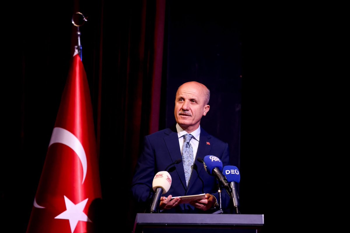 universitemDEU's tweet photo. 🎓 2026-2027 Akademik Yılı Açılış Törenimiz, Yükseköğretim Kurulu Başkanımız Sayın Prof. Dr. Erol Özvar’ın katılımıyla gerçekleştirildi.

🇹🇷 Sabancı Kültür Sarayı’nda gerçekleştirilen törende, Yükseköğretim Kurulu Başkanımız Sayın Prof. Dr. Erol Özvar’ı; Rektörümüz Prof. Dr. Bayram Yılmaz, üst yönetimimiz, akademik ve idari kadromuz ve öğrencilerimizle birlikte Üniversitemizde ağırlamaktan büyük bir memnuniyet duyduk.

🎓 Öğrencilerimiz, Sayın Başkanımızı “Terörsüz Türkiye” ve “Dokuz Eylül’e Hoş Geldiniz” mesajlarının yer aldığı pankartlarla karşıladı. Rektörümüz Prof. Dr. Bayram Yılmaz ve Yükseköğretim Kurulu Başkanımız Sayın Prof. Dr. Erol Özvar, açılış konuşmalarında Terörsüz Türkiye hedefi, yükseköğretimin geleceği, akademik gelişmeler, bilimsel üretim ve araştırma başlıklarında değerlendirmelerde bulundu.

🎶 Müzik dinletisi ve Anadolu’dan Esintiler Halk Dansları Topluluğunun zeybek gösterisi ile renklenen programda, Üniversitemizin yeni akademik yılına ilişkin heyecan ve coşku paylaşıldı.

🎓 2026 YKS sonuçlarına göre Üniversitemize en yüksek puanla yerleşen öğrencimiz, törende yaptığı konuşmayla yeni akademik yılın heyecanını ve Üniversitemize ilişkin duygularını paylaştı. Üniversitemize en yüksek puanla yerleşen öğrencimiz ile fakültelerine birinci sırada yerleşen öğrencilerimize başarıları dolayısıyla hediyeleri verildi.

🔬 TÜBİTAK ve TÜSEB proje destekleri kapsamında, 2026 yılı içerisinde desteklenmeye hak kazanan projelerin yürütücüsü 111 araştırmacımızın başarıları da törende kutlandı. Araştırmacılarımıza başarı belgeleri ve Üniversitemiz tarafından hazırlanan hediyeler verilirken, belgeler Yükseköğretim Kurulu Başkanımız Sayın Prof. Dr. Erol Özvar, YÖK Başkan Vekili Prof. Dr. Naci Gündoğan ve Rektörümüz Prof. Dr. Bayram Yılmaz tarafından araştırmacılarımıza sunuldu. Programın ardından projeleri desteklenen araştırmacılarımızla toplu fotoğraf çekimi gerçekleştirildi.

🎁 Tören, Rektörümüz Prof. Dr. Bayram Yılmaz’ın Dokuz Eylül Üniversitesi adına Yükseköğretim Kurulu Başkanımız Sayın Prof. Dr. Erol Özvar’a anı takdiminde bulunmasıyla tamamlandı.

🤝 Başta Yükseköğretim Kurulu Başkanımız Sayın Prof. Dr. Erol Özvar olmak üzere, akademik yıl açılışımıza katılan Ege Bölgesi’ndeki üniversitelerimizin değerli rektörlerine; YÖK Başkan Vekili Prof. Dr. Naci Gündoğan’a; programımıza katkı sunan Anadolu’dan Esintiler Halk Dansları Topluluğumuza, müzisyenlerimize, akademik ve idari çalışma arkadaşlarımıza ve öğrencilerimize teşekkür ediyoruz.

✨ 2026-2027 Akademik Yılı’nın Üniversitemiz, öğrencilerimiz, akademik ve idari kadromuz ve ülkemiz için başarılı ve verimli olmasını diliyoruz.

@Ykskgrtm
@erolozvar

#DokuzEylülÜniversitesi #DEÜ #AkademikYılAçılışı #20262027AkademikYılı #Yükseköğretim #Bilim #Araştırma #TÜBİTAK #TÜSEB #TerörsüzTürkiye