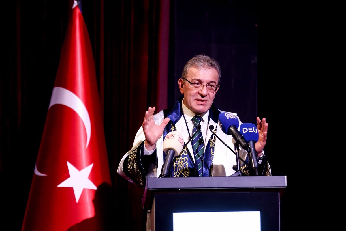 universitemDEU's tweet photo. 🎓 2026-2027 Akademik Yılı Açılış Törenimiz, Yükseköğretim Kurulu Başkanımız Sayın Prof. Dr. Erol Özvar’ın katılımıyla gerçekleştirildi.

🇹🇷 Sabancı Kültür Sarayı’nda gerçekleştirilen törende, Yükseköğretim Kurulu Başkanımız Sayın Prof. Dr. Erol Özvar’ı; Rektörümüz Prof. Dr. Bayram Yılmaz, üst yönetimimiz, akademik ve idari kadromuz ve öğrencilerimizle birlikte Üniversitemizde ağırlamaktan büyük bir memnuniyet duyduk.

🎓 Öğrencilerimiz, Sayın Başkanımızı “Terörsüz Türkiye” ve “Dokuz Eylül’e Hoş Geldiniz” mesajlarının yer aldığı pankartlarla karşıladı. Rektörümüz Prof. Dr. Bayram Yılmaz ve Yükseköğretim Kurulu Başkanımız Sayın Prof. Dr. Erol Özvar, açılış konuşmalarında Terörsüz Türkiye hedefi, yükseköğretimin geleceği, akademik gelişmeler, bilimsel üretim ve araştırma başlıklarında değerlendirmelerde bulundu.

🎶 Müzik dinletisi ve Anadolu’dan Esintiler Halk Dansları Topluluğunun zeybek gösterisi ile renklenen programda, Üniversitemizin yeni akademik yılına ilişkin heyecan ve coşku paylaşıldı.

🎓 2026 YKS sonuçlarına göre Üniversitemize en yüksek puanla yerleşen öğrencimiz, törende yaptığı konuşmayla yeni akademik yılın heyecanını ve Üniversitemize ilişkin duygularını paylaştı. Üniversitemize en yüksek puanla yerleşen öğrencimiz ile fakültelerine birinci sırada yerleşen öğrencilerimize başarıları dolayısıyla hediyeleri verildi.

🔬 TÜBİTAK ve TÜSEB proje destekleri kapsamında, 2026 yılı içerisinde desteklenmeye hak kazanan projelerin yürütücüsü 111 araştırmacımızın başarıları da törende kutlandı. Araştırmacılarımıza başarı belgeleri ve Üniversitemiz tarafından hazırlanan hediyeler verilirken, belgeler Yükseköğretim Kurulu Başkanımız Sayın Prof. Dr. Erol Özvar, YÖK Başkan Vekili Prof. Dr. Naci Gündoğan ve Rektörümüz Prof. Dr. Bayram Yılmaz tarafından araştırmacılarımıza sunuldu. Programın ardından projeleri desteklenen araştırmacılarımızla toplu fotoğraf çekimi gerçekleştirildi.

🎁 Tören, Rektörümüz Prof. Dr. Bayram Yılmaz’ın Dokuz Eylül Üniversitesi adına Yükseköğretim Kurulu Başkanımız Sayın Prof. Dr. Erol Özvar’a anı takdiminde bulunmasıyla tamamlandı.

🤝 Başta Yükseköğretim Kurulu Başkanımız Sayın Prof. Dr. Erol Özvar olmak üzere, akademik yıl açılışımıza katılan Ege Bölgesi’ndeki üniversitelerimizin değerli rektörlerine; YÖK Başkan Vekili Prof. Dr. Naci Gündoğan’a; programımıza katkı sunan Anadolu’dan Esintiler Halk Dansları Topluluğumuza, müzisyenlerimize, akademik ve idari çalışma arkadaşlarımıza ve öğrencilerimize teşekkür ediyoruz.

✨ 2026-2027 Akademik Yılı’nın Üniversitemiz, öğrencilerimiz, akademik ve idari kadromuz ve ülkemiz için başarılı ve verimli olmasını diliyoruz.

@Ykskgrtm
@erolozvar

#DokuzEylülÜniversitesi #DEÜ #AkademikYılAçılışı #20262027AkademikYılı #Yükseköğretim #Bilim #Araştırma #TÜBİTAK #TÜSEB #TerörsüzTürkiye