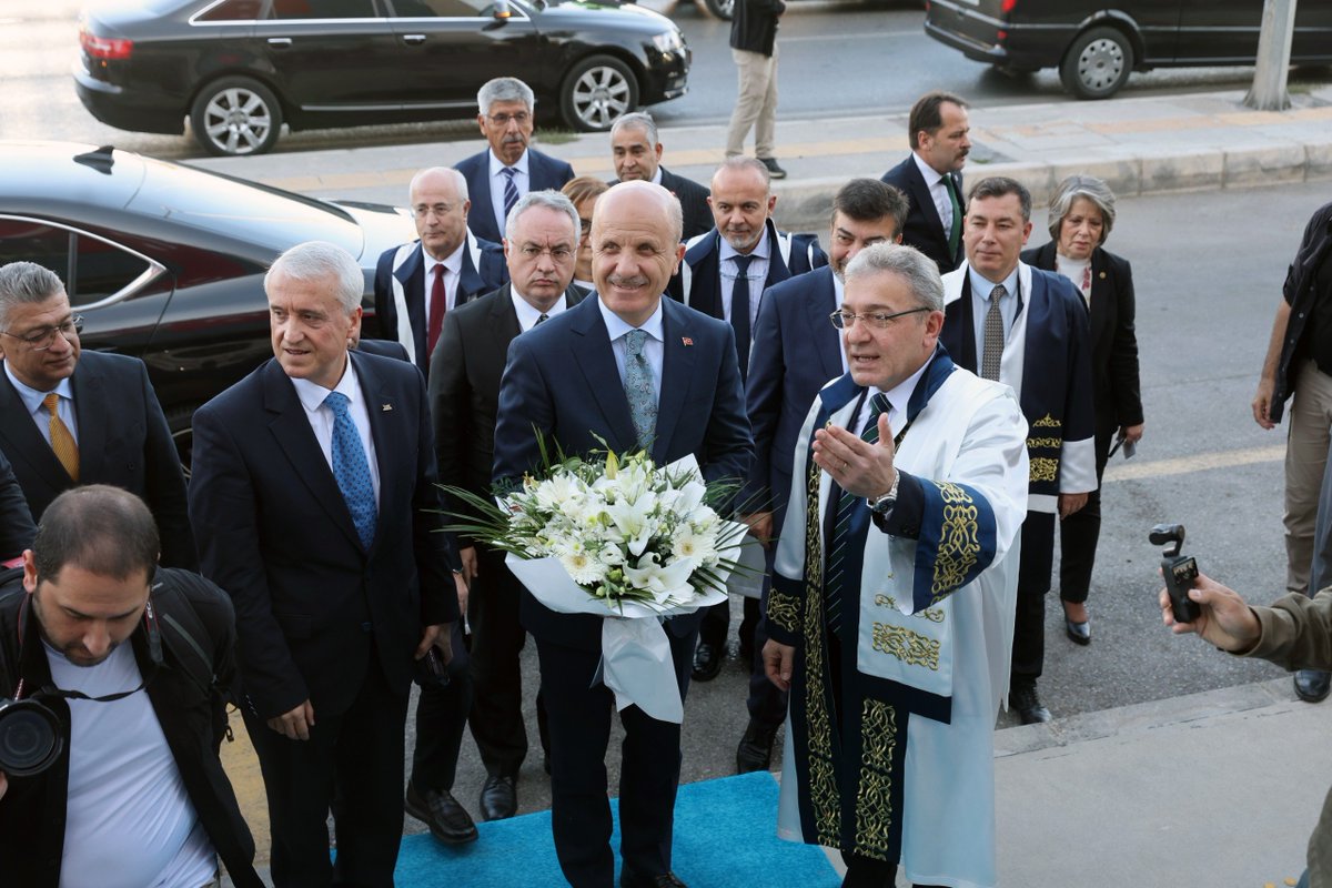 universitemDEU's tweet photo. 🎓 2026-2027 Akademik Yılı Açılış Törenimiz, Yükseköğretim Kurulu Başkanımız Sayın Prof. Dr. Erol Özvar’ın katılımıyla gerçekleştirildi.

🇹🇷 Sabancı Kültür Sarayı’nda gerçekleştirilen törende, Yükseköğretim Kurulu Başkanımız Sayın Prof. Dr. Erol Özvar’ı; Rektörümüz Prof. Dr. Bayram Yılmaz, üst yönetimimiz, akademik ve idari kadromuz ve öğrencilerimizle birlikte Üniversitemizde ağırlamaktan büyük bir memnuniyet duyduk.

🎓 Öğrencilerimiz, Sayın Başkanımızı “Terörsüz Türkiye” ve “Dokuz Eylül’e Hoş Geldiniz” mesajlarının yer aldığı pankartlarla karşıladı. Rektörümüz Prof. Dr. Bayram Yılmaz ve Yükseköğretim Kurulu Başkanımız Sayın Prof. Dr. Erol Özvar, açılış konuşmalarında Terörsüz Türkiye hedefi, yükseköğretimin geleceği, akademik gelişmeler, bilimsel üretim ve araştırma başlıklarında değerlendirmelerde bulundu.

🎶 Müzik dinletisi ve Anadolu’dan Esintiler Halk Dansları Topluluğunun zeybek gösterisi ile renklenen programda, Üniversitemizin yeni akademik yılına ilişkin heyecan ve coşku paylaşıldı.

🎓 2026 YKS sonuçlarına göre Üniversitemize en yüksek puanla yerleşen öğrencimiz, törende yaptığı konuşmayla yeni akademik yılın heyecanını ve Üniversitemize ilişkin duygularını paylaştı. Üniversitemize en yüksek puanla yerleşen öğrencimiz ile fakültelerine birinci sırada yerleşen öğrencilerimize başarıları dolayısıyla hediyeleri verildi.

🔬 TÜBİTAK ve TÜSEB proje destekleri kapsamında, 2026 yılı içerisinde desteklenmeye hak kazanan projelerin yürütücüsü 111 araştırmacımızın başarıları da törende kutlandı. Araştırmacılarımıza başarı belgeleri ve Üniversitemiz tarafından hazırlanan hediyeler verilirken, belgeler Yükseköğretim Kurulu Başkanımız Sayın Prof. Dr. Erol Özvar, YÖK Başkan Vekili Prof. Dr. Naci Gündoğan ve Rektörümüz Prof. Dr. Bayram Yılmaz tarafından araştırmacılarımıza sunuldu. Programın ardından projeleri desteklenen araştırmacılarımızla toplu fotoğraf çekimi gerçekleştirildi.

🎁 Tören, Rektörümüz Prof. Dr. Bayram Yılmaz’ın Dokuz Eylül Üniversitesi adına Yükseköğretim Kurulu Başkanımız Sayın Prof. Dr. Erol Özvar’a anı takdiminde bulunmasıyla tamamlandı.

🤝 Başta Yükseköğretim Kurulu Başkanımız Sayın Prof. Dr. Erol Özvar olmak üzere, akademik yıl açılışımıza katılan Ege Bölgesi’ndeki üniversitelerimizin değerli rektörlerine; YÖK Başkan Vekili Prof. Dr. Naci Gündoğan’a; programımıza katkı sunan Anadolu’dan Esintiler Halk Dansları Topluluğumuza, müzisyenlerimize, akademik ve idari çalışma arkadaşlarımıza ve öğrencilerimize teşekkür ediyoruz.

✨ 2026-2027 Akademik Yılı’nın Üniversitemiz, öğrencilerimiz, akademik ve idari kadromuz ve ülkemiz için başarılı ve verimli olmasını diliyoruz.

@Ykskgrtm
@erolozvar

#DokuzEylülÜniversitesi #DEÜ #AkademikYılAçılışı #20262027AkademikYılı #Yükseköğretim #Bilim #Araştırma #TÜBİTAK #TÜSEB #TerörsüzTürkiye