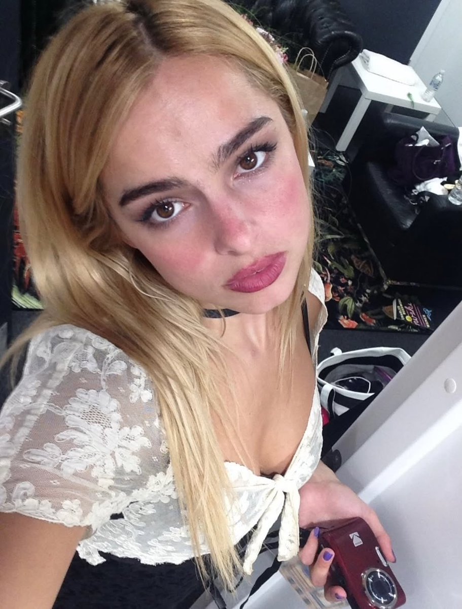 infoaddisonrbr's tweet photo. Addison Rae em novas fotos no backstage de seu show de abertura para Lana Del Rey. 🤍 https://t.co/72bsZVPy2f