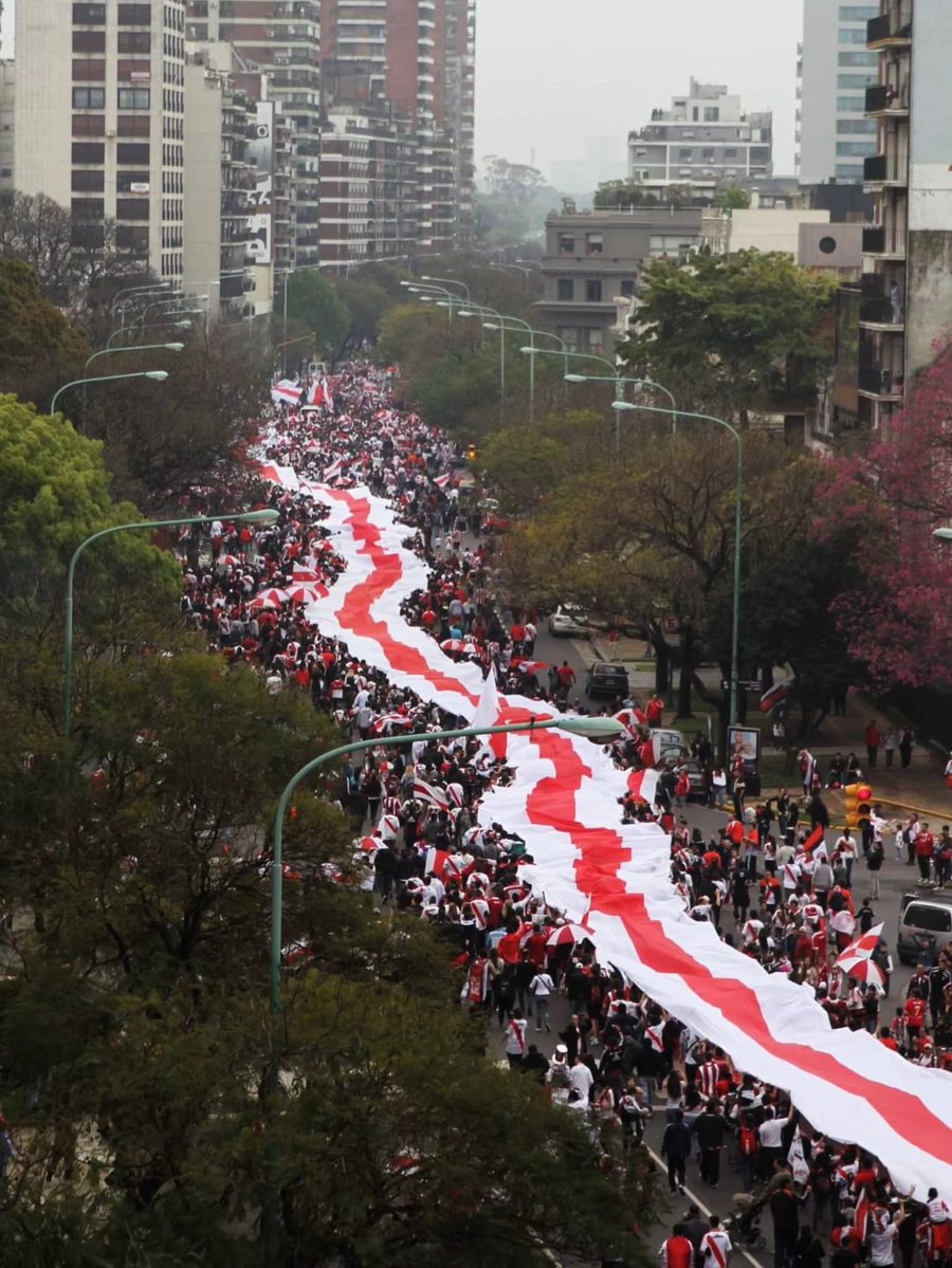 agussocampo18's tweet photo. Hoy se cumplen CATORCE AÑOS del acto de amor más grande de la historia, el día que la hinchada del glorioso Club Atlético River Plate copó Capital Federal y El Monumental con la bandera más larga del mundo.

Les demostramos lo que somos en las malas 🤍❤️🤍 https://t.co/zrcIC4laQN