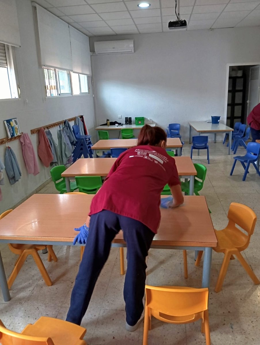 funddonbosco's tweet photo. Los alumnos y alumnas del Programa Crisol Formas “Don Bosco: Transformando Oportunidades” ha comenzado hoy una nueva etapa de su formación con el inicio de las prácticas en el Colegio Salesiano Ramón Izquierdo de Badajoz. https://t.co/FWWImvPFMv