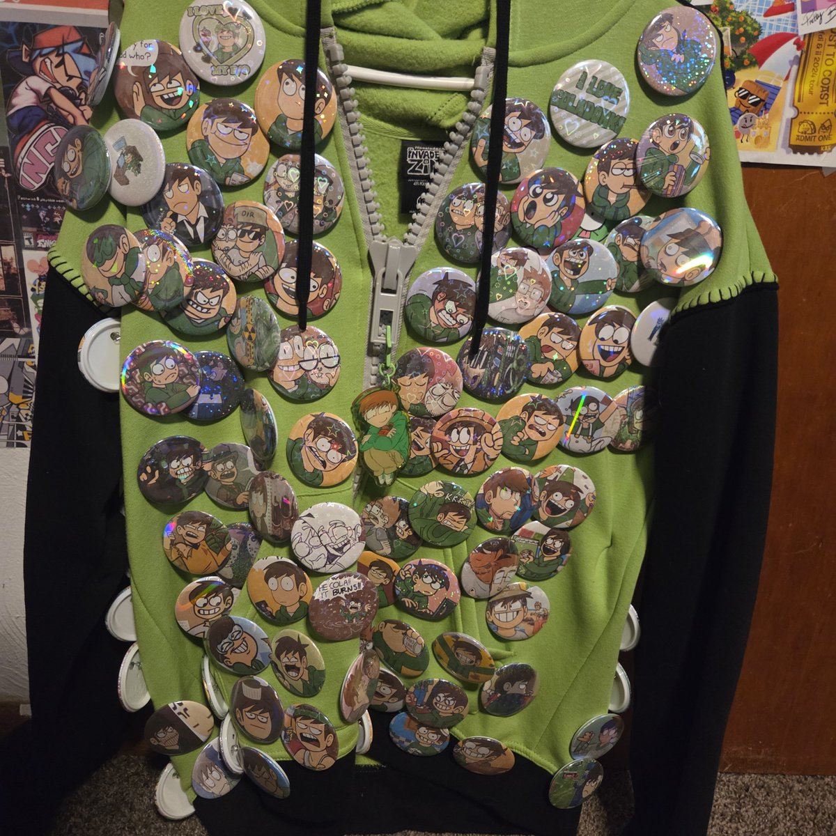 Coladorks's tweet photo. Got myself more edd merch and ofc..... I have to show off my edd stuff 💚 yes i am bragging why do you ask
(keychain closeups in replies!!!!!) https://t.co/DXcfWZMvYG